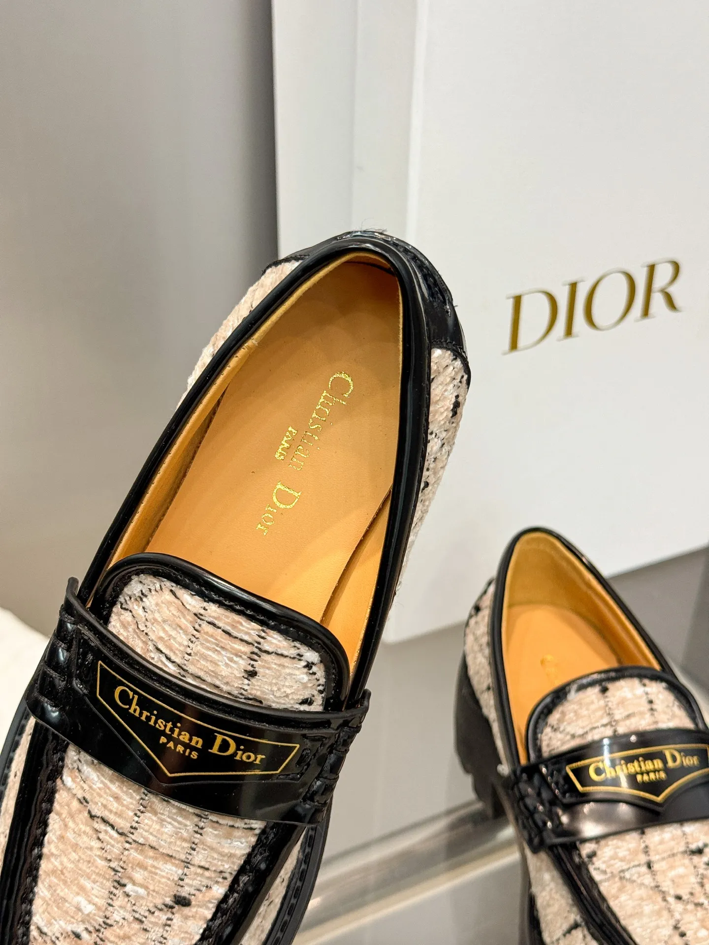 👟👟Ex-factory price 600👟👟 Dior 2024 new autumn and winter D-Boy letter logo color-blocked thick-soled women's shoes. Star's same style slip-on belt buckle round-toe retro low-heeled loafers. Material: imported open-edge beaded cowhide stitching eco-friendly rattan plaid tweed + water-dyed sheepskin lining + original molded IP outsole. Bottom thickness: 3.5CM Size: 35-42 (41.42 customized, non-refundable and non-exchangeable)